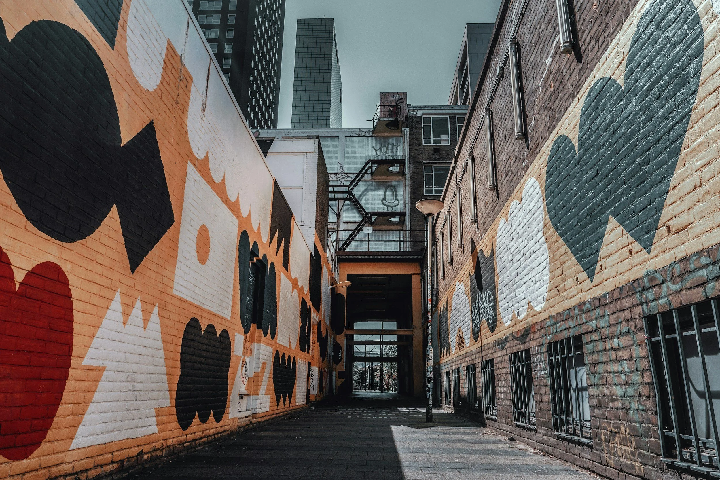 het pakhuis in rotterdam met kunst graffiti op de muren.